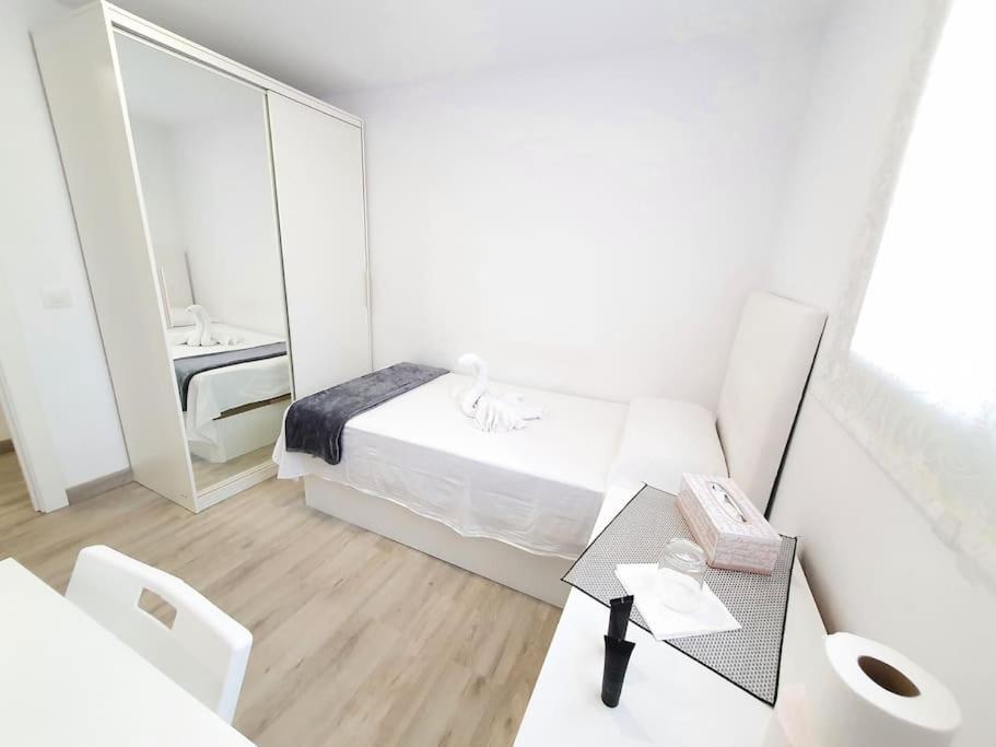 Habitaciones Bonitas Y Comodas L'Hospitalet de Llobregat Exterior photo